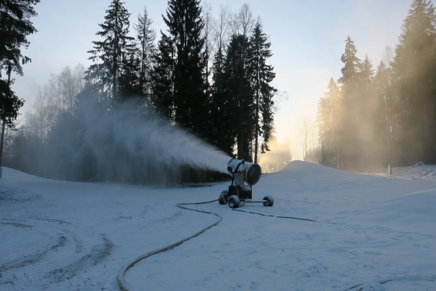 Miinuskraadide taastumisel jätkab Tehvandi spordikeskus lumetootmist pikematele ringidele, mistõttu palutakse ettevaatust lumekahurite tööpiirkonnas.