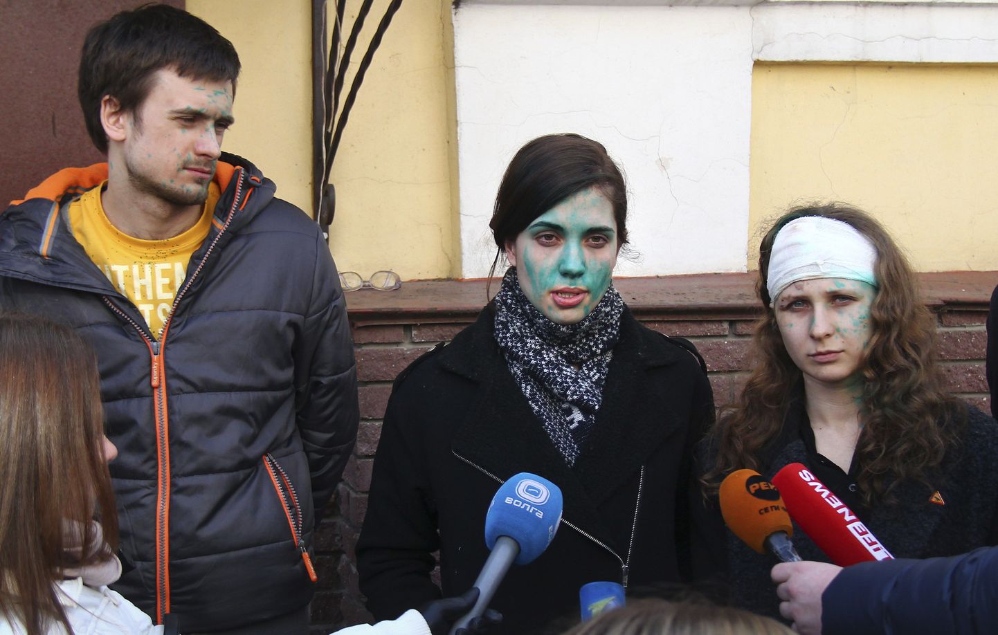 Paremalt vasakule: Maria Aljohhina, Nadežda Tolokonnikova ja tema abikaasa Pjotr Verzilov pärast rünnakut.