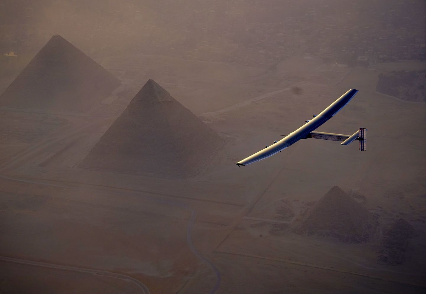 Solar Impulse 2 püramiidide kohal.
