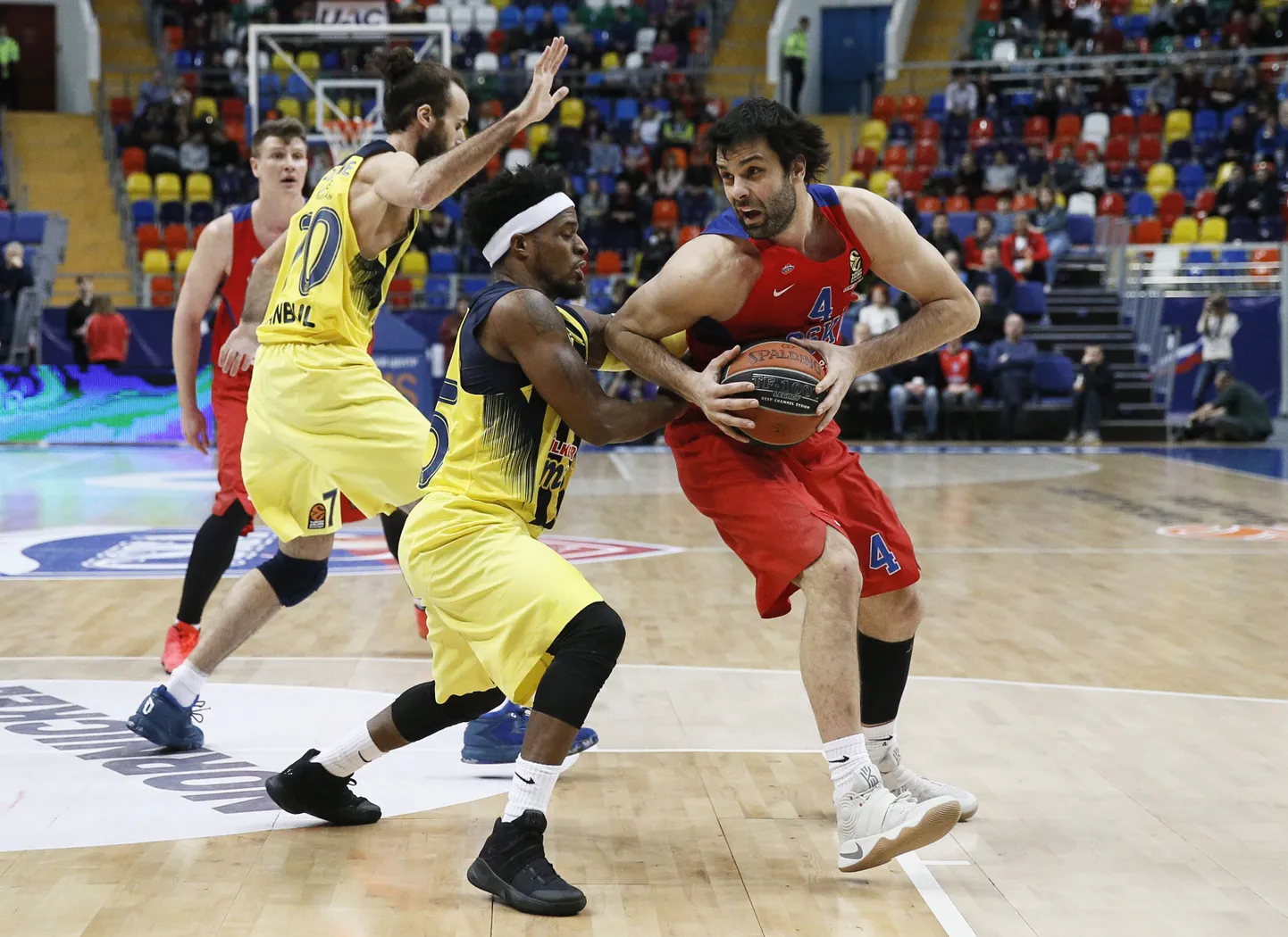 CSKA staar Miloš Teodosic (paremal) Fenerbahce mängujuhi Bobby Dixoni vastu.