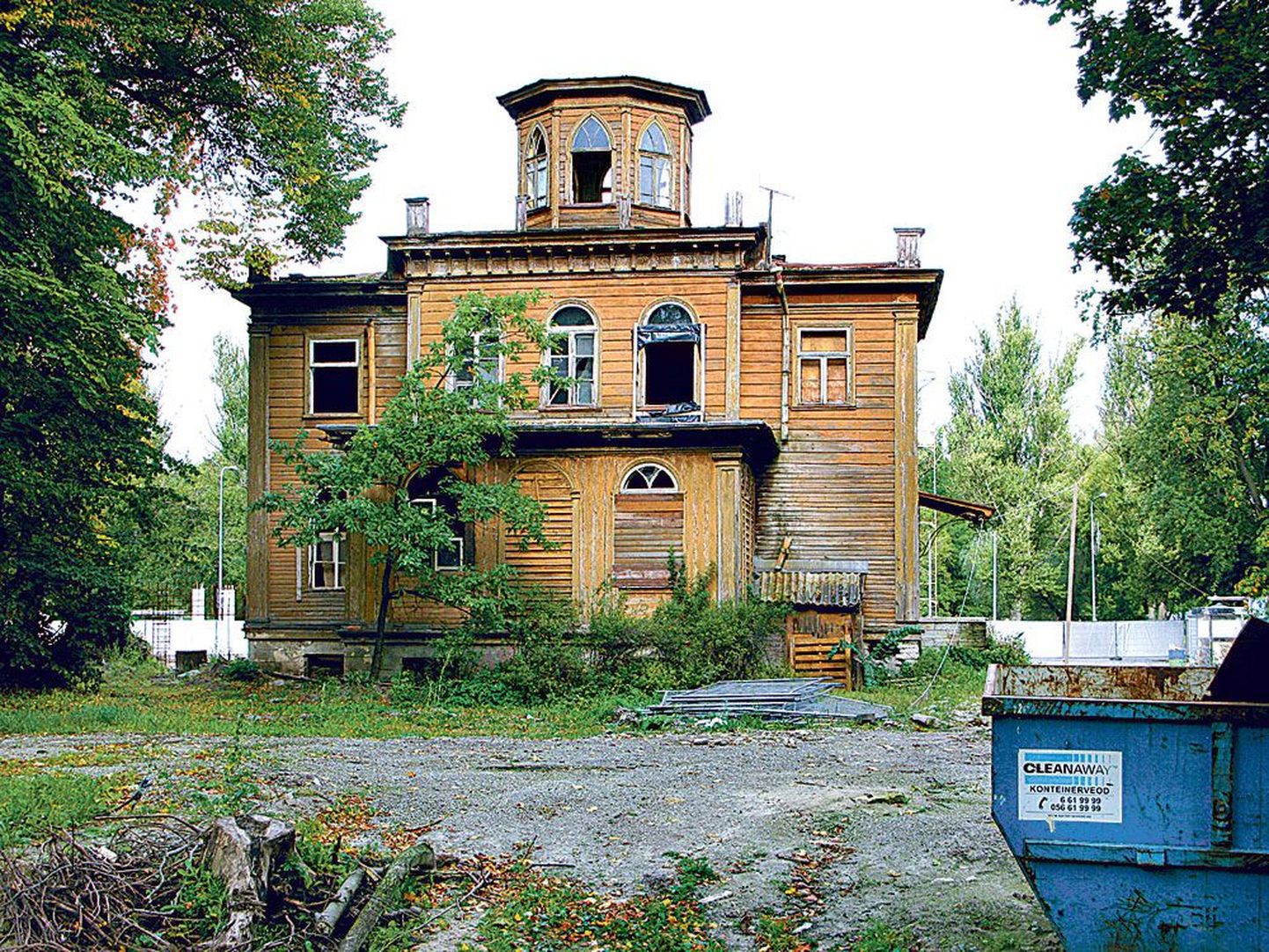 Arendaja NG Eesti pidi juba kuu aega tagasi villa Mon Repose aknad sulgema, et niiskus maja ei määndaks, kuid pole seni arhitektuurimälestise kaitseks midagi ette võtnud.