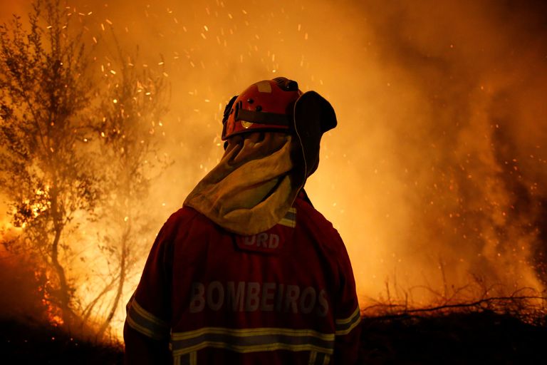 Tuletõrjuja kustutab Portugali maastikupõlengut. Foto: Pedro Nunes / Reuters / Scanpix