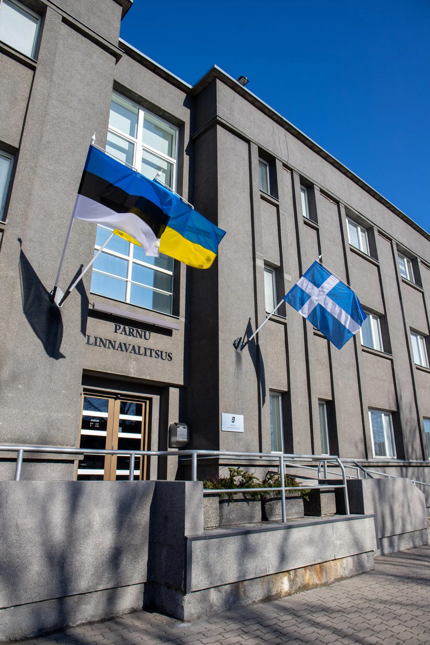 Pärnu linnavalitsuse meedianõuniku Teet Roosaare sõnutsi on ametniku teenistussuhe peatunud.