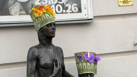 Kunstimuuseum eemaldas oma kujult ERMi kampaaniamütsid, sest nende paigaldamiseks polnud luba