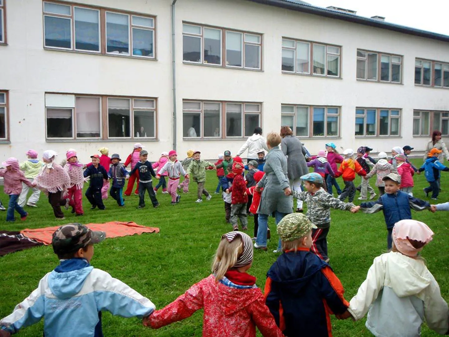 Praegu on Mängupesas kümme rühmatäit lapsi.