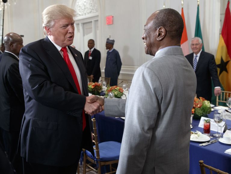 Donald Trump kätlemas Guinea presidenti Alpha Conded