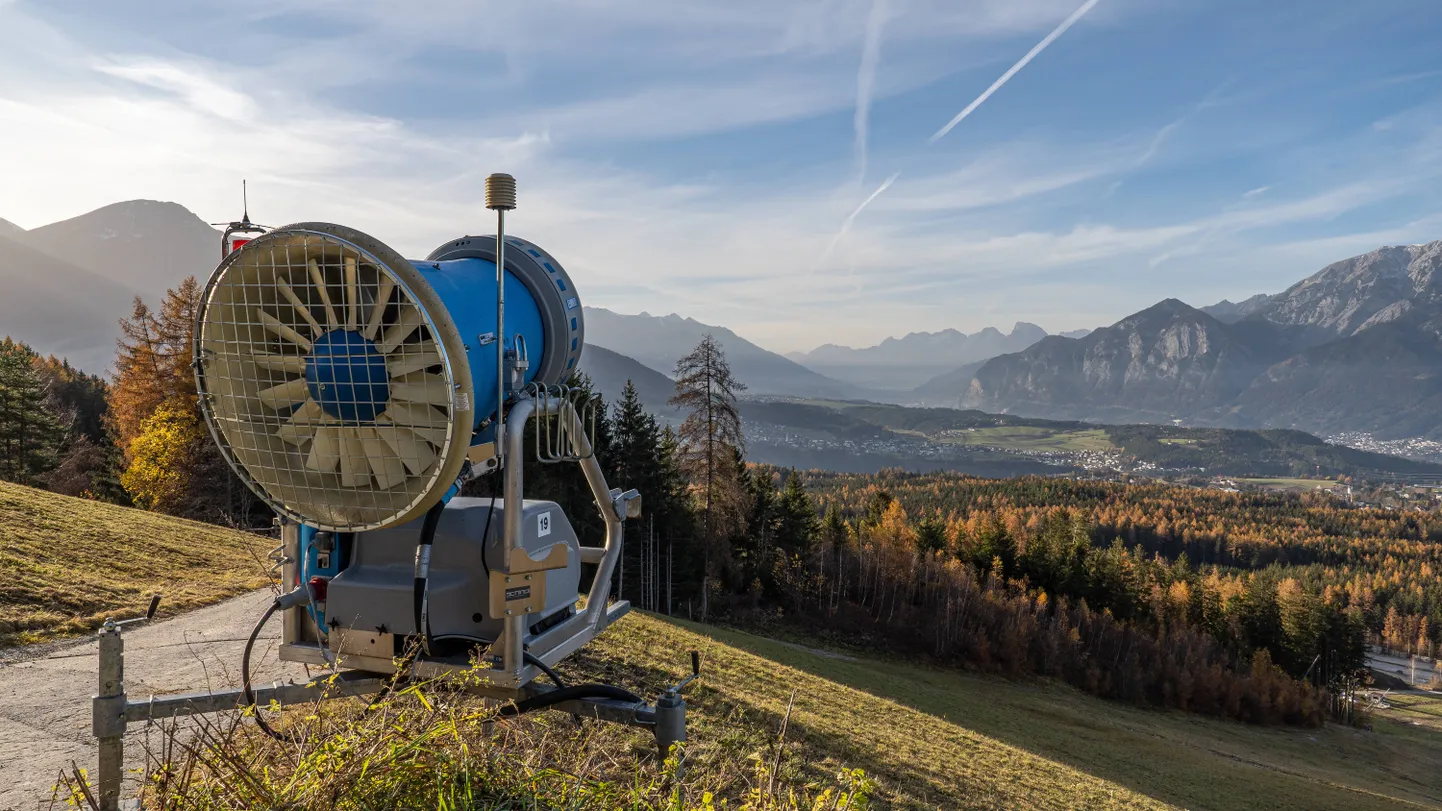 Tavalisel aastal huugaksid juba mitmel pool Euroopas lumekahurid. Tänavu see aga nii pole, sest energiakriisis otsitakse meeleheitlikult kokkuhoiukohti ning lume mittetootmine aitab säästa nii vett kui ka elektrit.