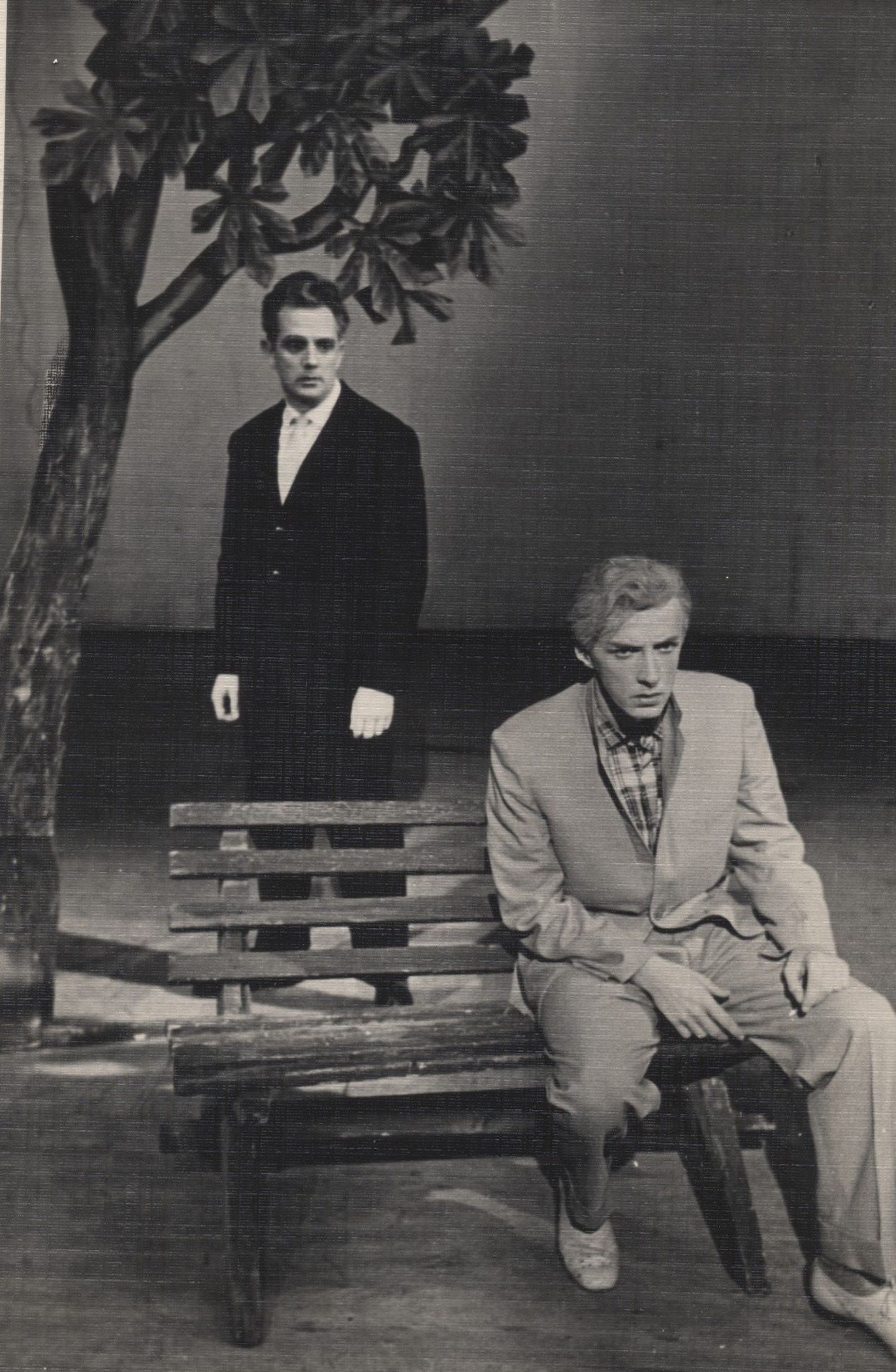 Aarne Üksküla (paremal) koos Eldor Valteriga Heino Kulvere lavastuses  “Romeo, Julia ja pimedus”, mis esietendus 29. oktoobril 1961.
