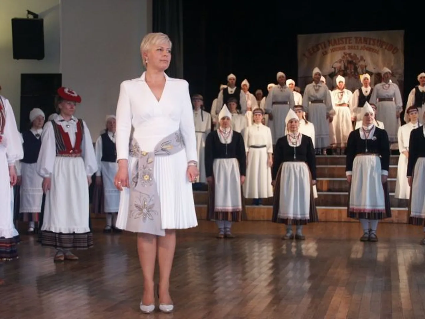 Evelin Ilves ühes tantsupeolistega.