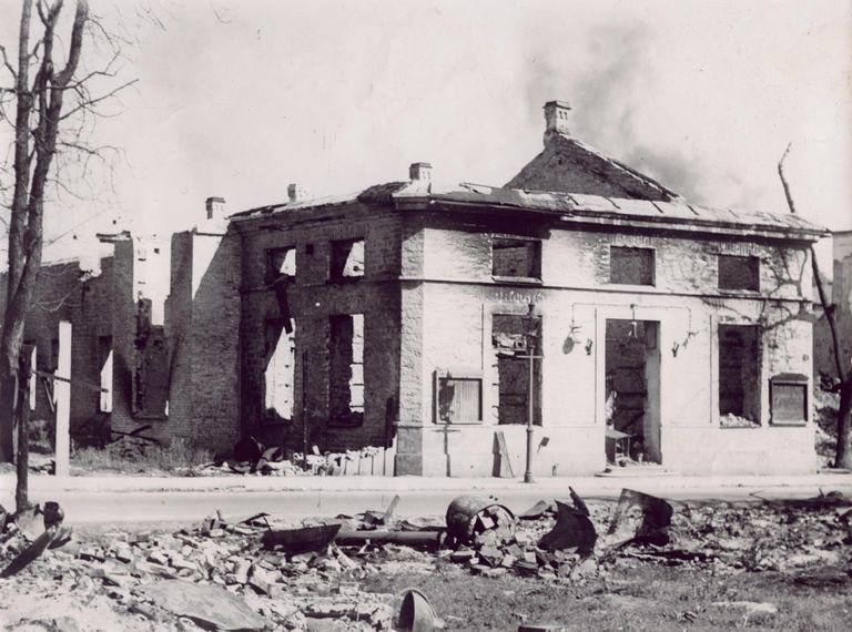 Vaade väikesele teatrile pärast õhurünnakut. 1944, Tartu.