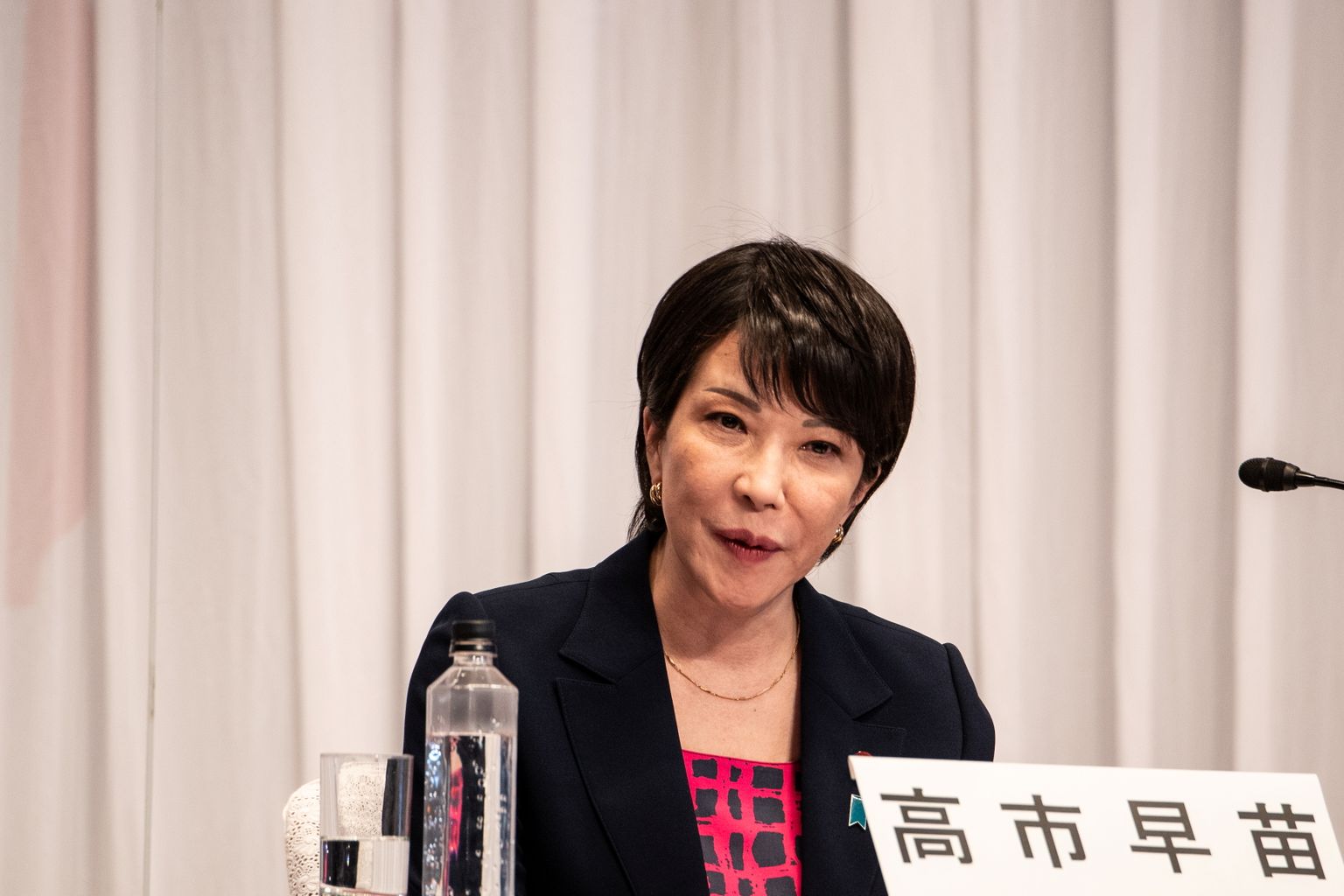 Peaministriks pürgiv Sanae Takaichi.