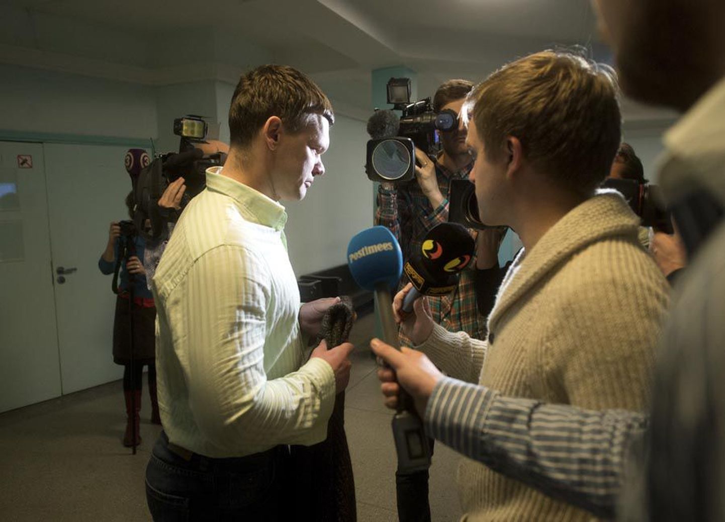 2005. aastal odaviske maailmameistriks tulnud Andrus Värnik eile kohtumajas ajakirjanike piiramisrõngas.