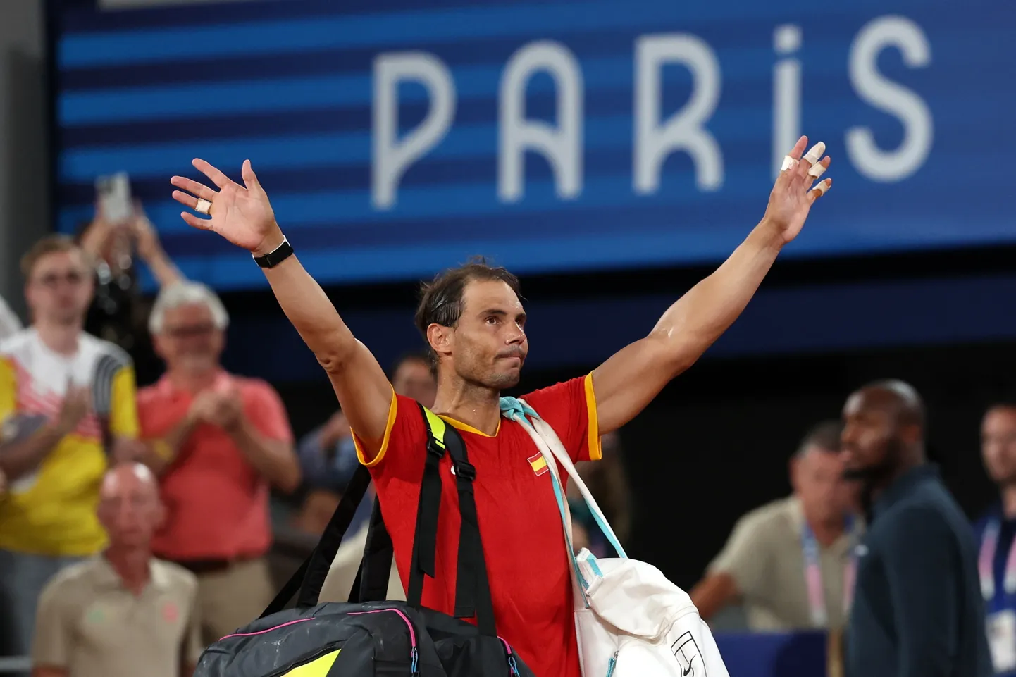 Rafael Nadal jätmas publikuga hüvasti.