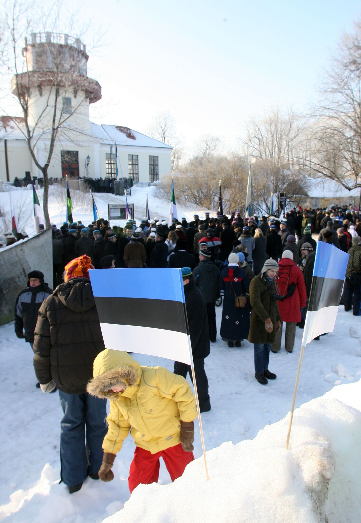 Eesti Vabariigi aastapäeva tähistamine Tartu Tähetorni juures.