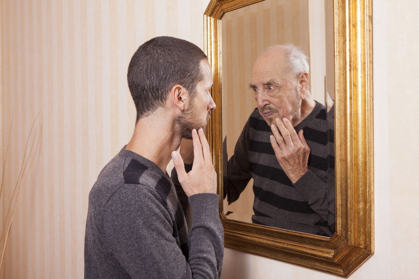 Noormehele vaatab peeglist vastu tegelikkusest hoopis vanem mees