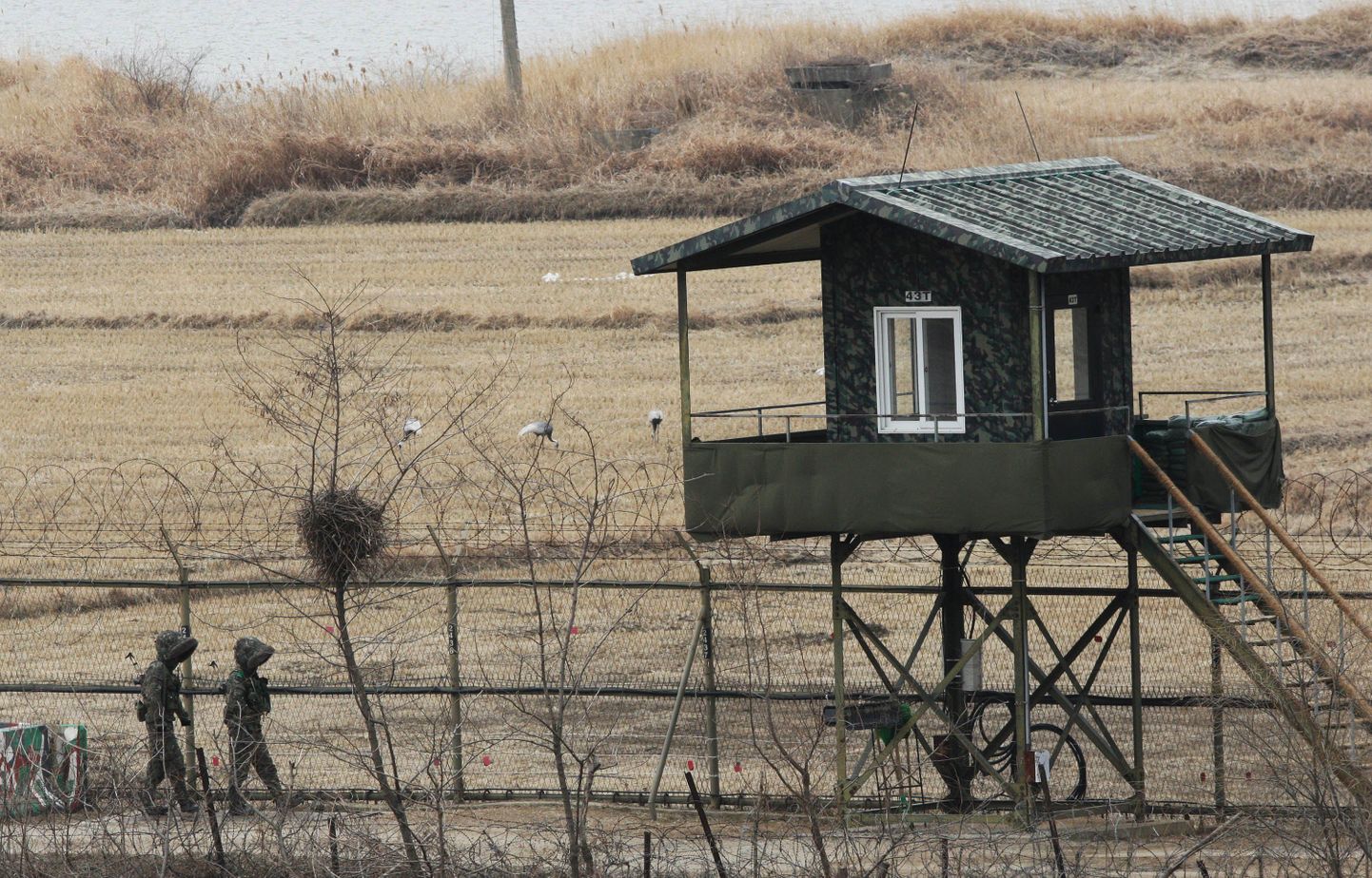 Lõuna-Korea sõjaväepatrull hoiab naaberriigi tegemistel silma peal riigipiirile jääva Panmunjomi küla juures.