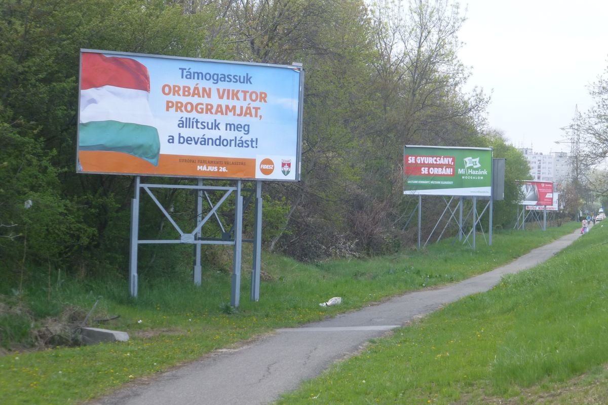 Реклама европейских выборов 2019 года в Венгрии. На переднем плане плакат правящей партии Fidesz, провозглашающий: «Поддержите программу Виктора Орбана, остановите иммиграцию».