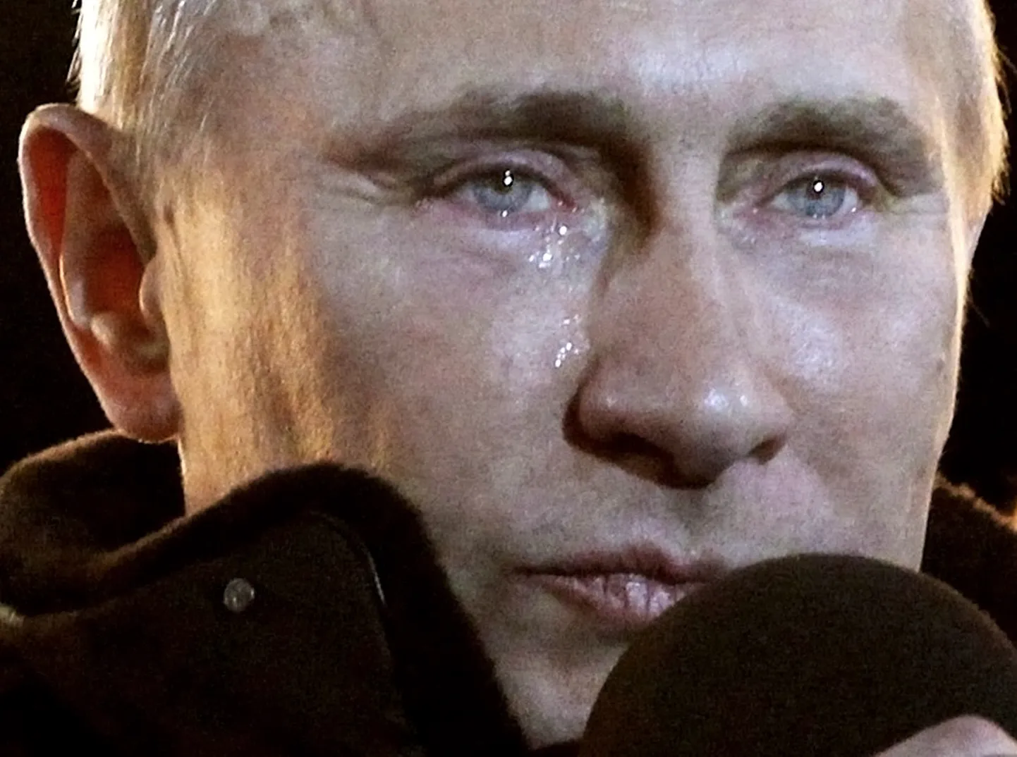 Путин в слезах на предвыборном митинге в преддверии президентских выборов 2012 года.