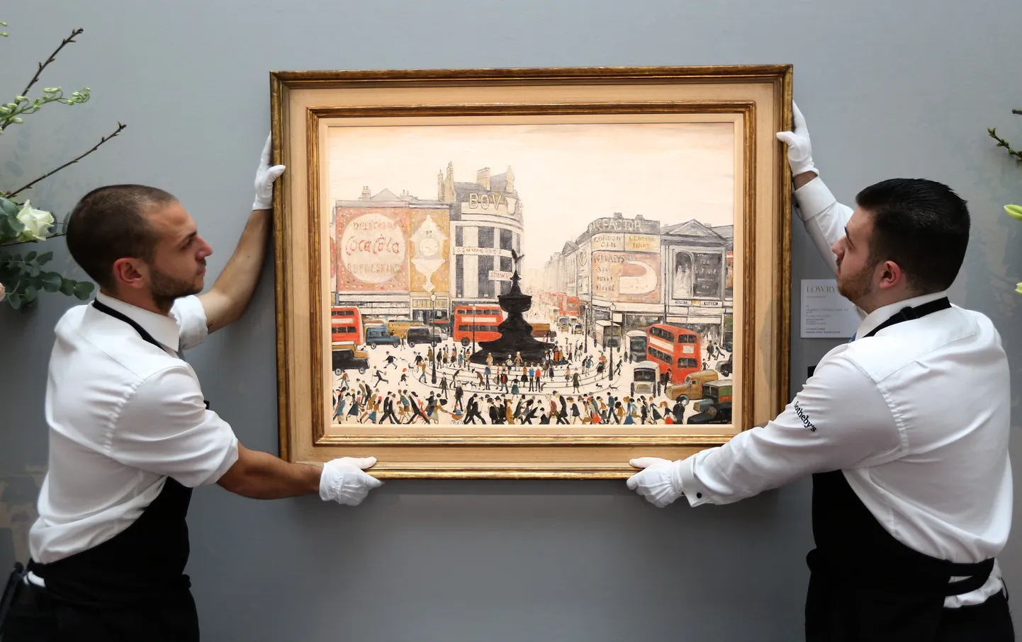 Sajand tagasi oli L.S. Lowry veel võrdlemisi tundmatu kunstnik, kes suutis vaevu ots otsaga kokku tulla. Nüüd on tema teosed väärt miljoneid. Wallace'ite perekond saab sellest praegu ainult kasu lõigata. Pildil olev teos «Piccadilly Circus, London» on väärt kuni seitse miljonit eurot.