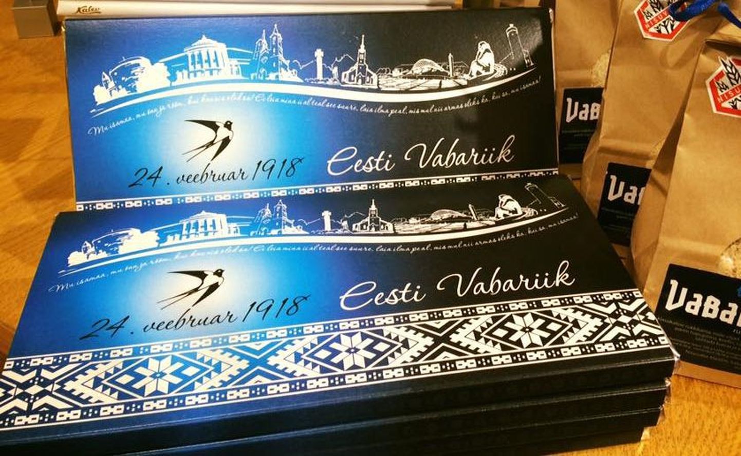 Eesti-teemaline 300 grammi kaaluv piimašokolaad disainpakendis, millele on märgitud Eesti suurimad vaatamisväärsused ja sümbolid.