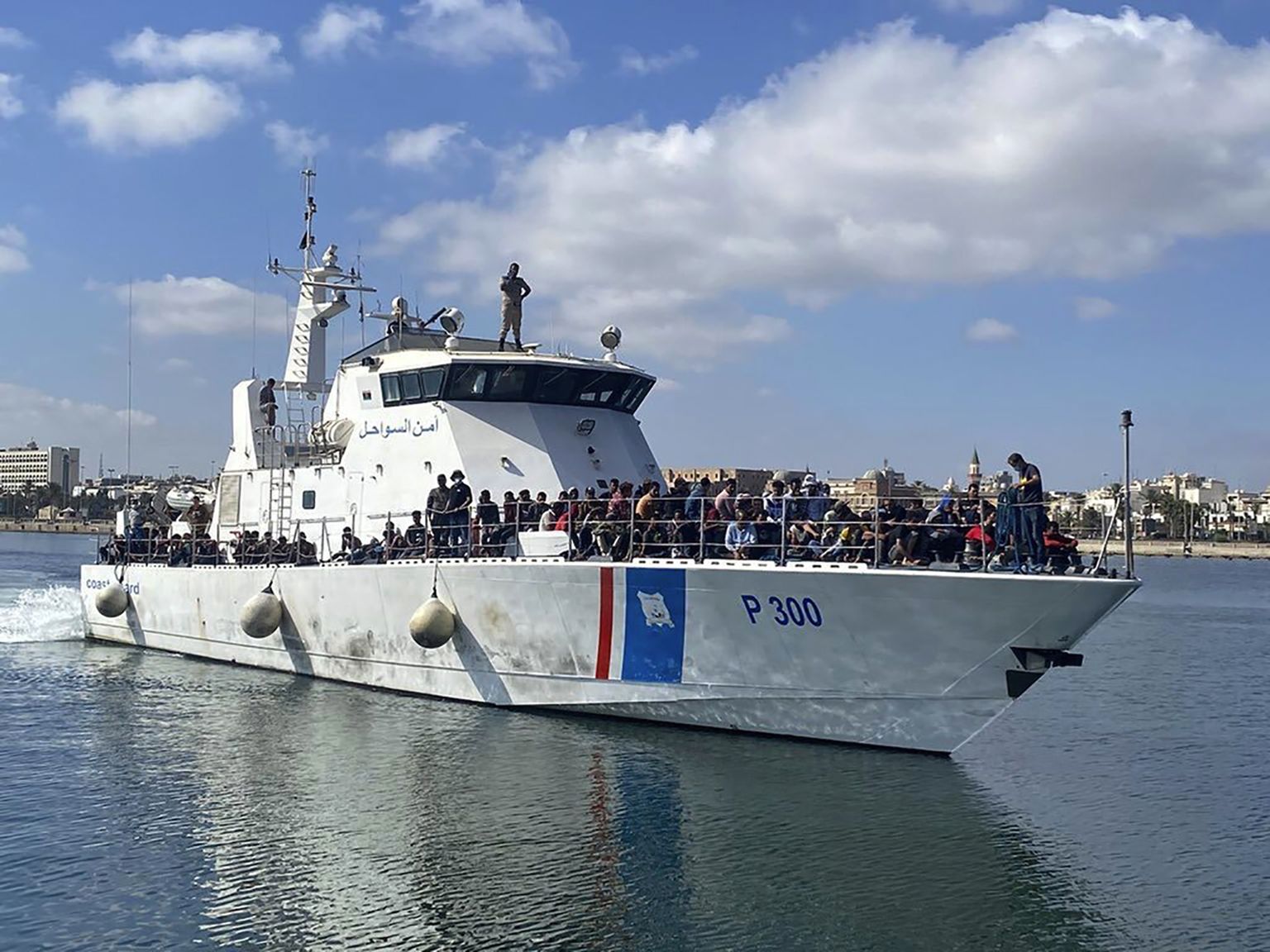 Liibüa piirivalve migrante kaldale toimetamas.