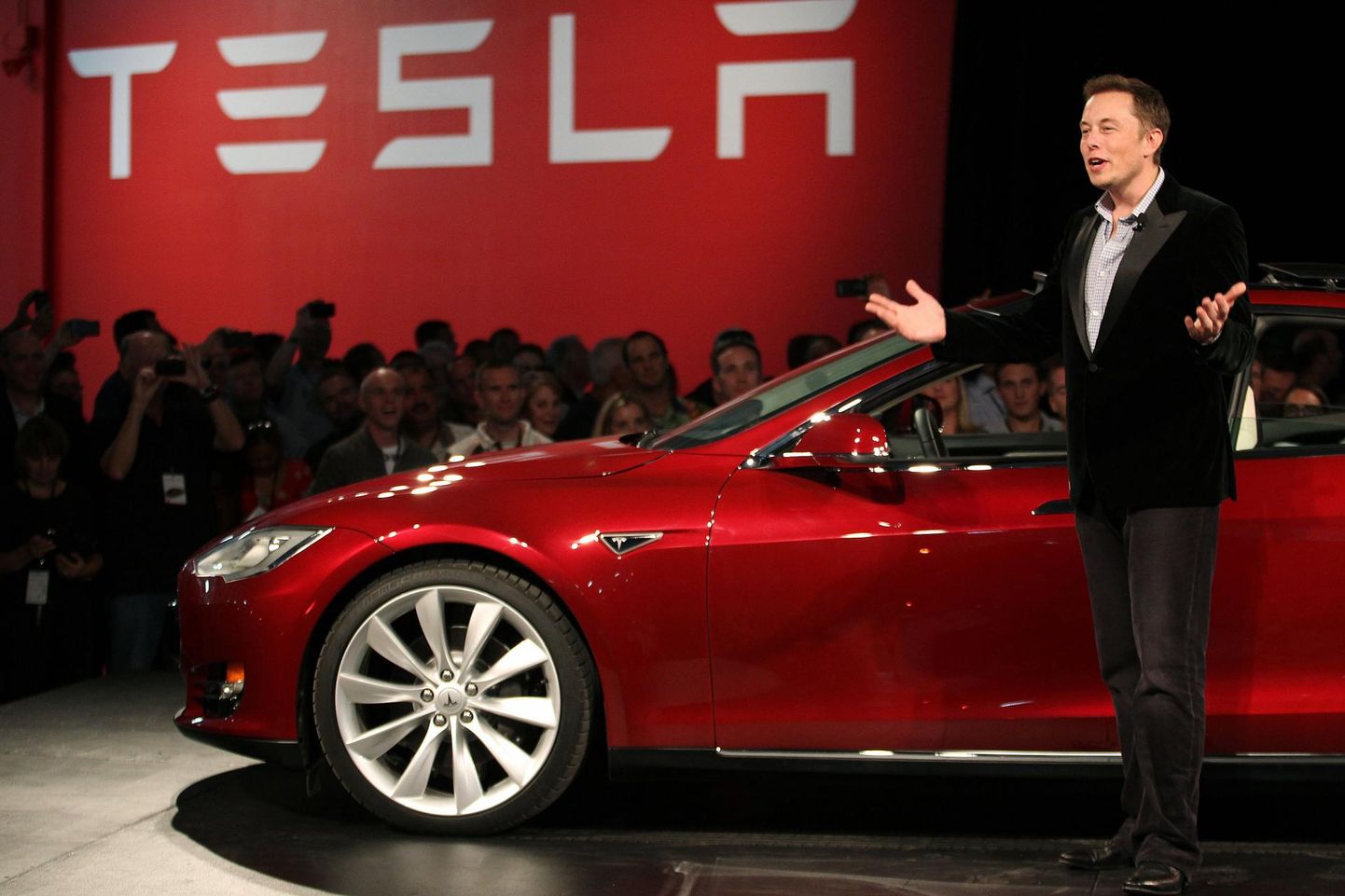 Elon Musk Tesla Fremonti tehases, taustal Model S.