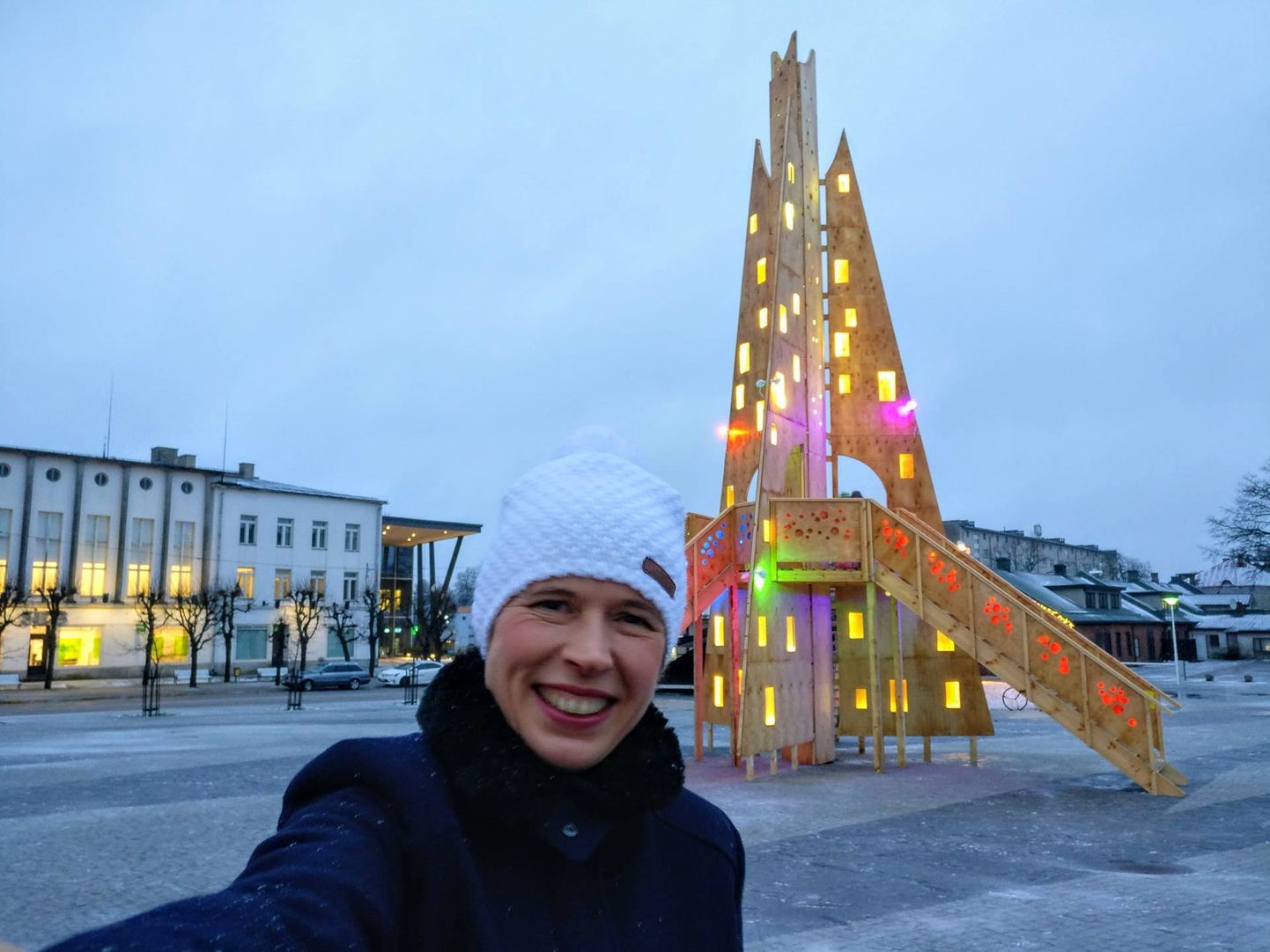 President Kaljulaid Rakveres unikaalse jõulupuu taustal.
