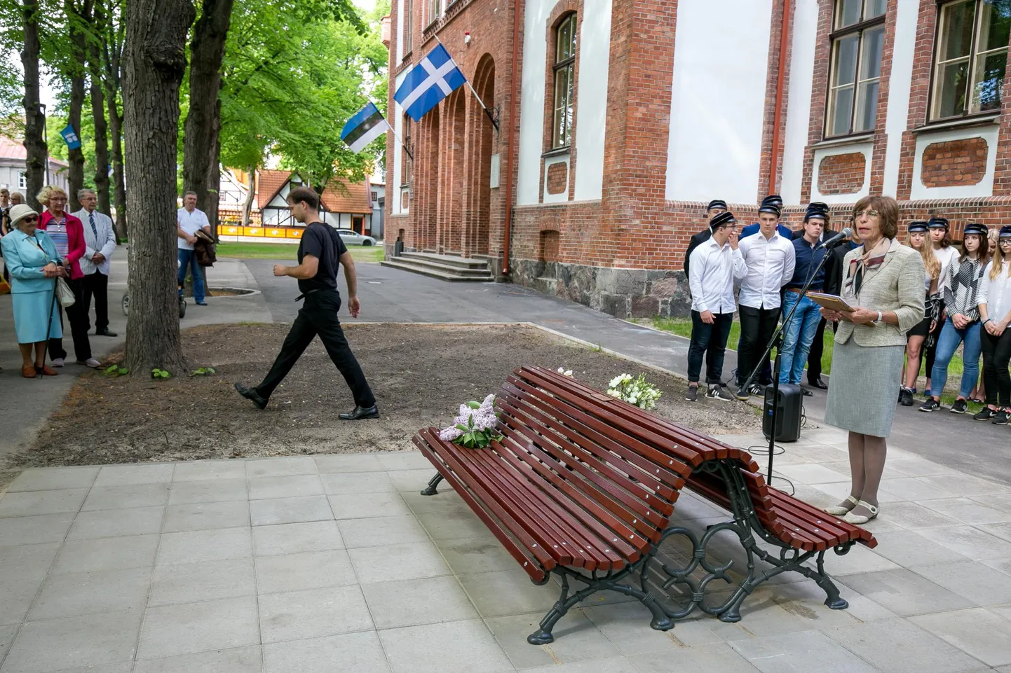 Volikogu soovib, et nimelised pingid oleksid linnas harmoneeriva disainiga. Pildil Armas Kuldsepa pingi avamine Vanalinna põhikooli ees.