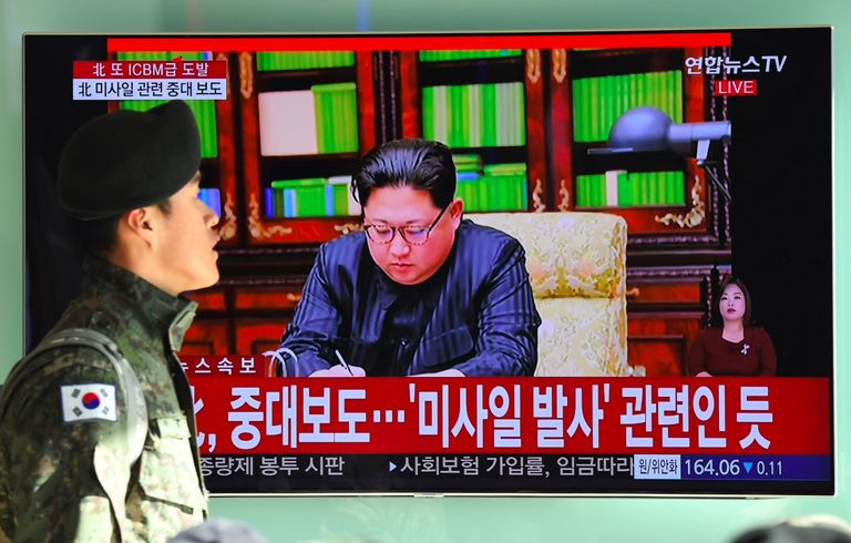 Teleekraan Lõuna-Koreas, uudistes teatatakse Põhja-Korea uuest raketikatsetusest