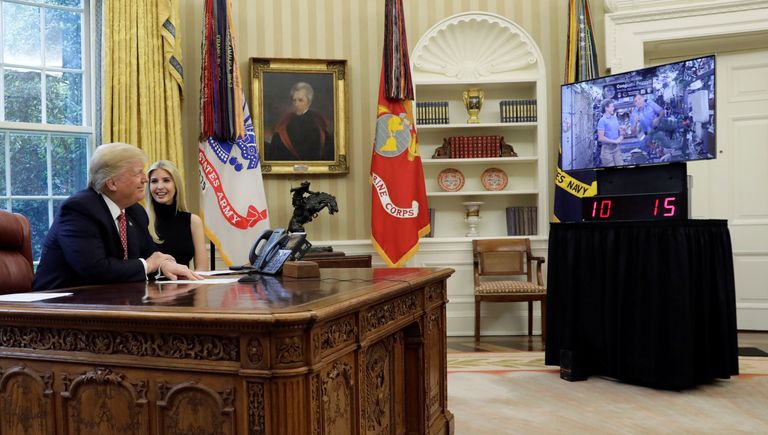 Donald Trump ja ta tütar Ivanka Trump Valge Maja Ovaalkabinetis vestlemas astronautidega / KEVIN LAMARQUE/REUTERS/Scanpix