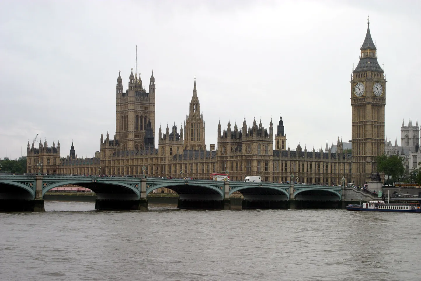 Oligarhide raha lipsab sanktsioonide eest Londonisse.