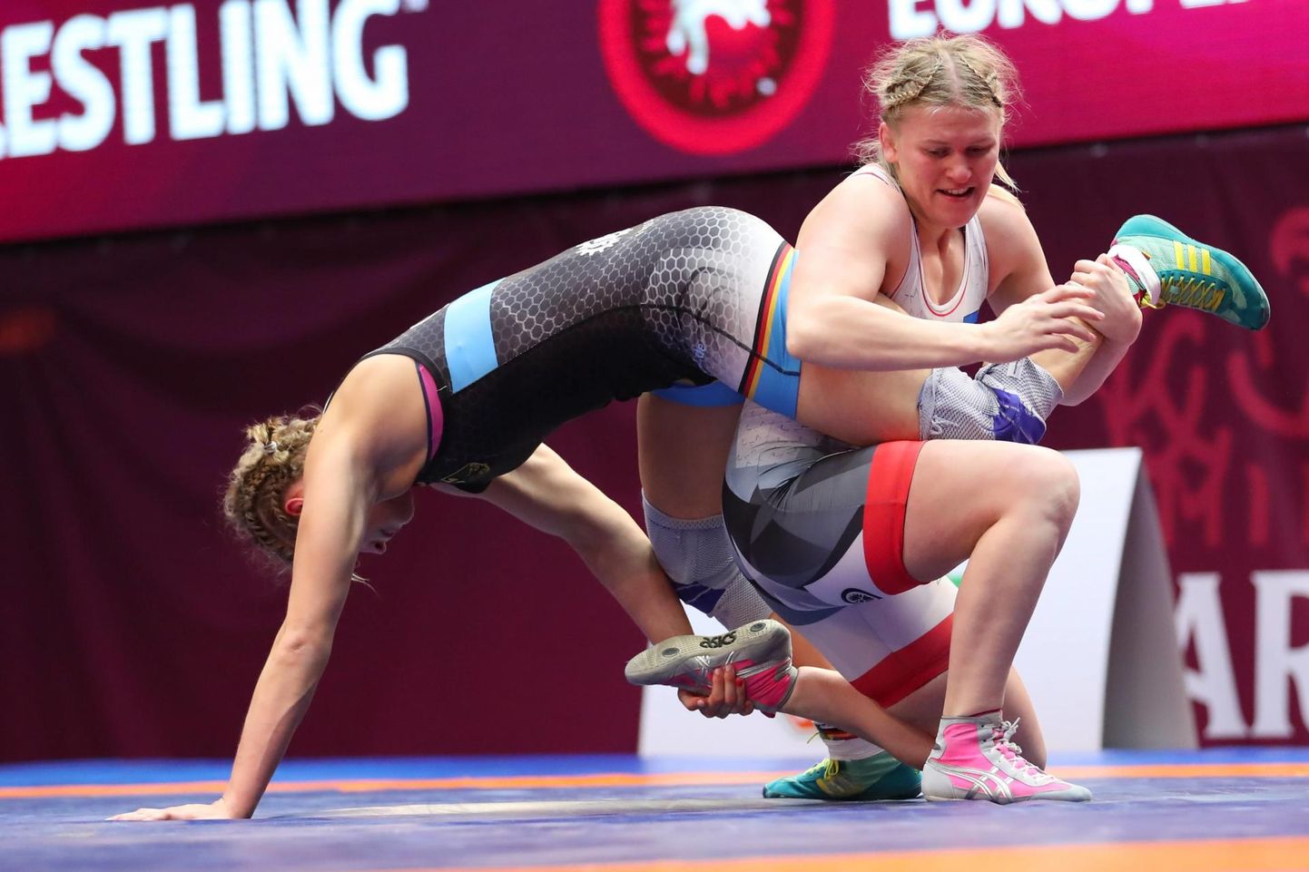 Epp Mäe (paremal) alistas Euroopa mängude naistemaadluse kaalukategoorias kuni 76 kg Minskis kaks vastast ning pääses poolfinaali.