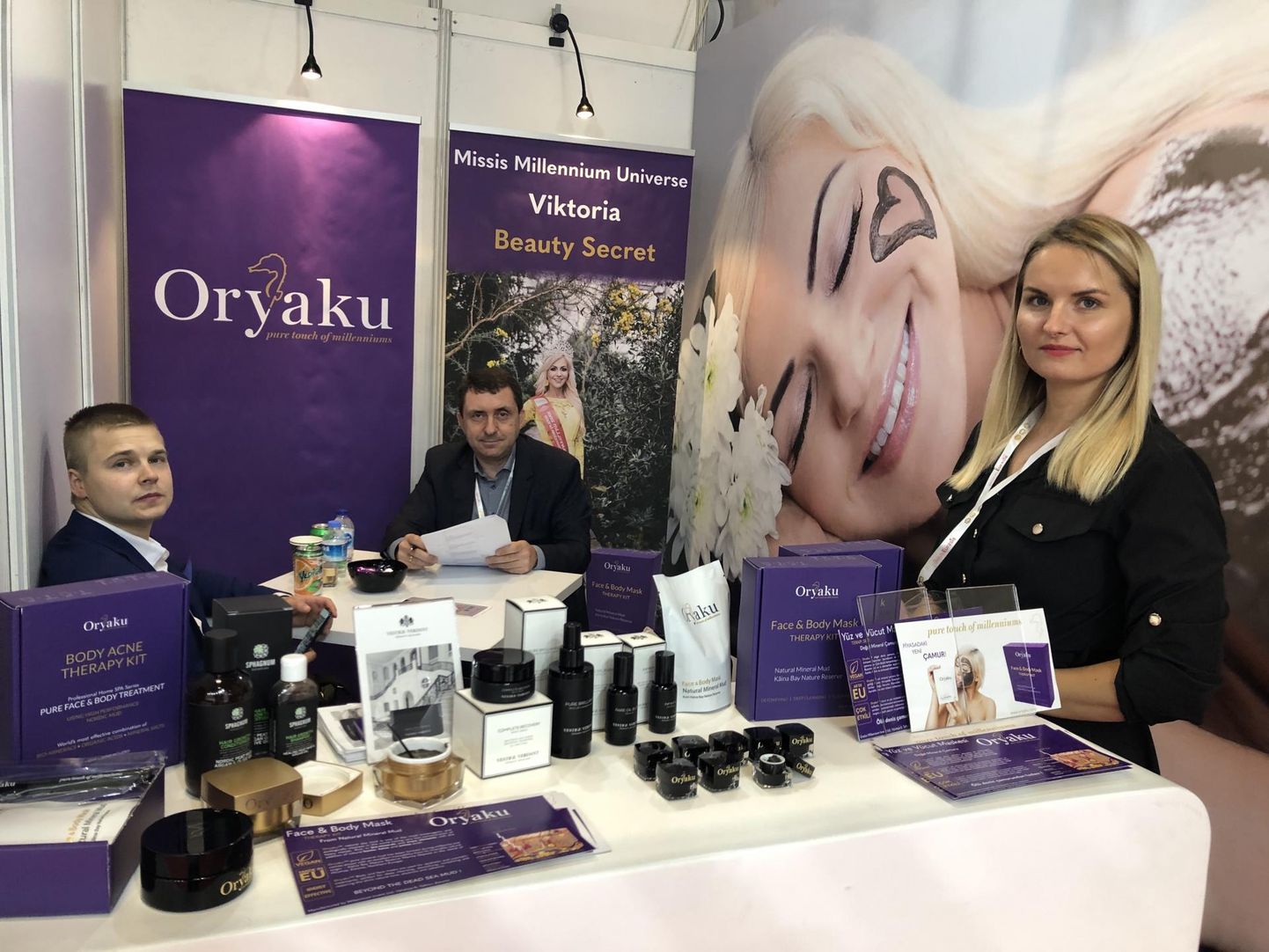 Osa Oryaku meeskonnast Türgi suurimal ilumessil Beauty Eurasia. Vasakul Karel Kõiv, keskel Martin Toon.