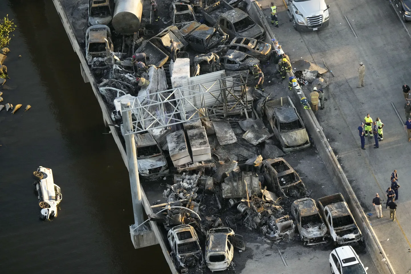 Traagiline ahelavarii Louisiana osariigis Maurepase järve kohal I-55 maanteel.