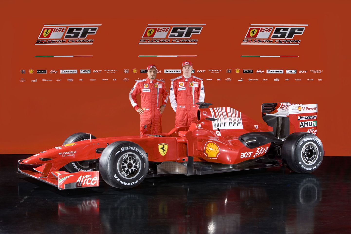 Ferrari uue vormel-1 masina juures seisavad piloodid Felipe Massa (vasakul) ja Kimi Raikkonen