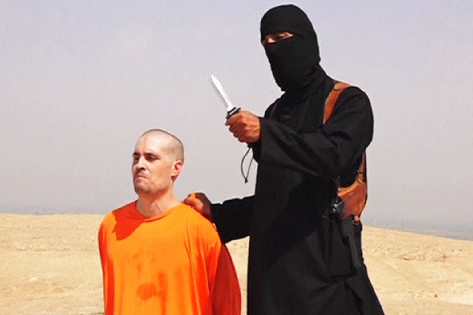 Kaader Islamiriigi videost, millel on näha James Foleyt ja pühasõdalast