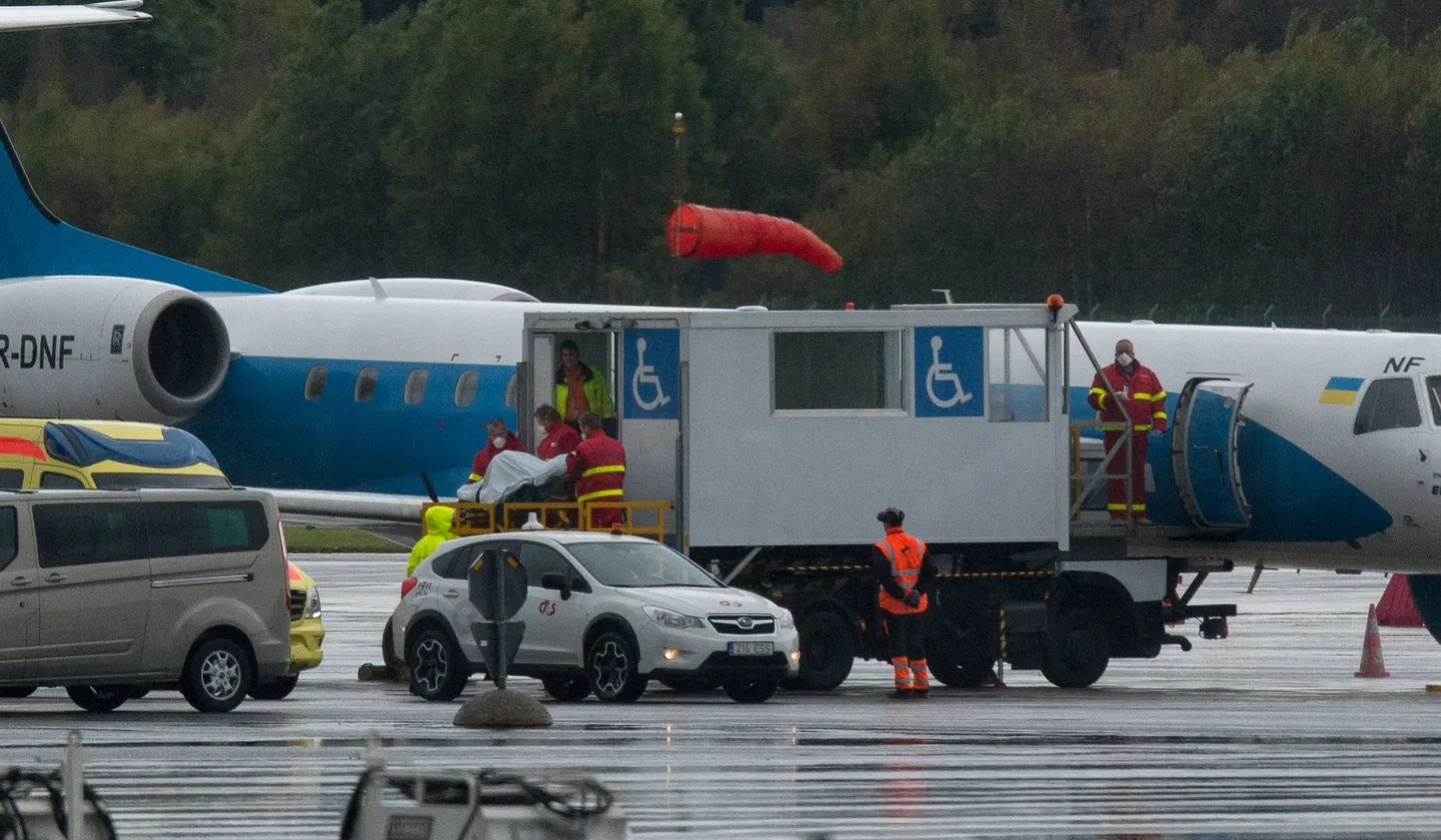 Во вторник в Эстонию прибыл самолет с Украины, доставивший десятерых раненых, которых будут лечить в Северо-Эстонской республиканской больнице.