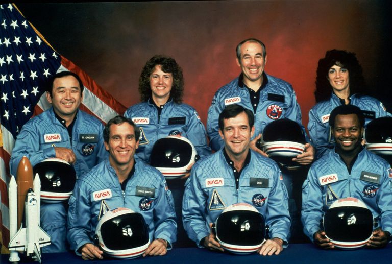 USA kosmosesüstiku Challenger missiooni 51-L meeskond hukkus 28. jaanuaril 1986. Esireas vasakult: Michael Smith, Francis Scobee ja Ronald McNair. Tagareas vasakult: Ellison Onizuka, Christa McAuliffe, Gregory Jarvis ja Judith Resnik