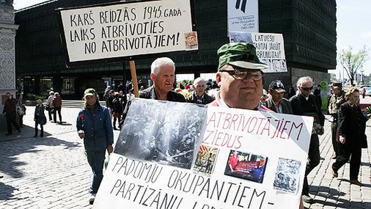 Участники пикета у Музея оккупации требуют, чтобы русскоязычные покинули Латвию. Иллюстративный снимок.