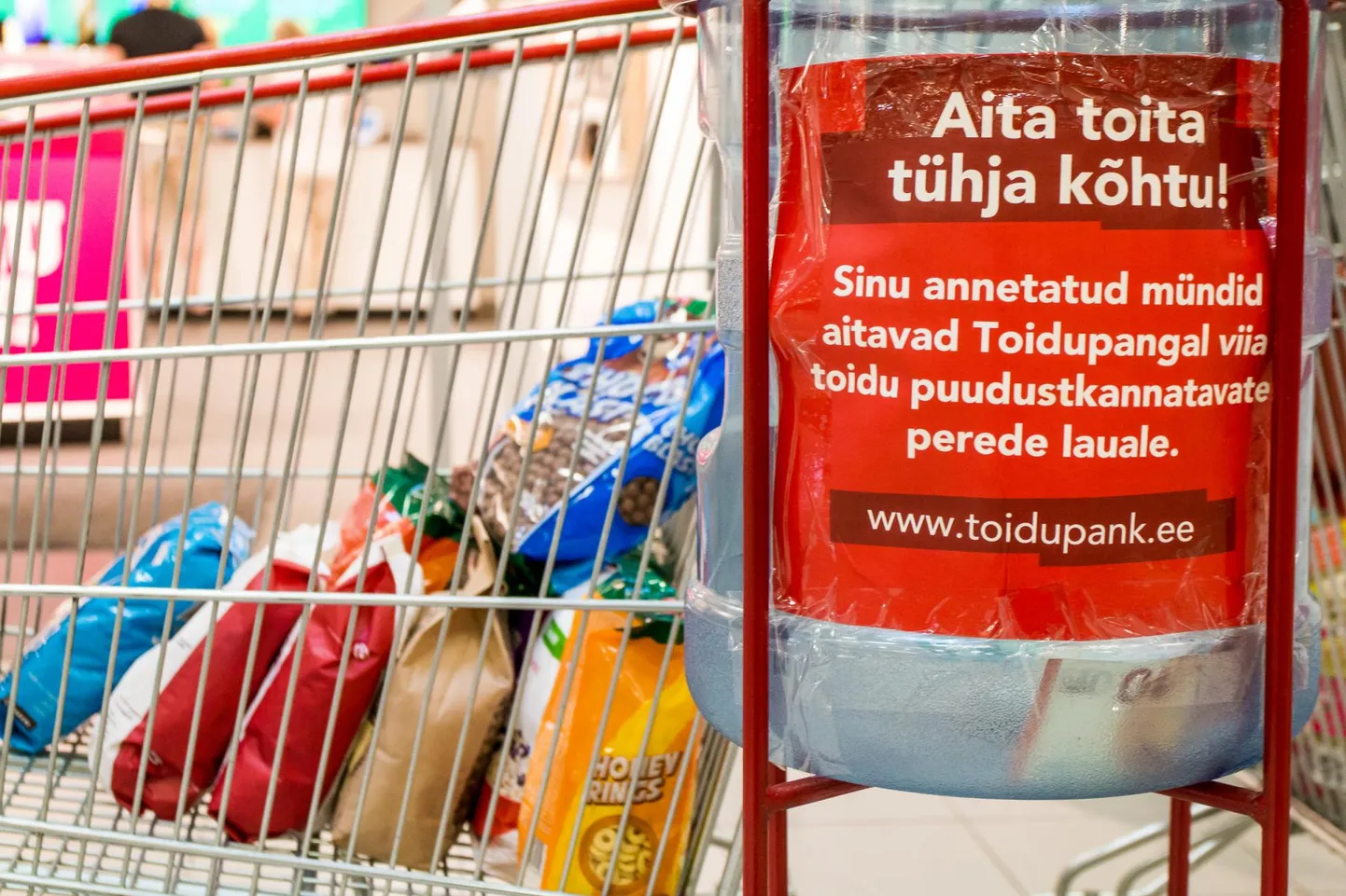 Kaubanduskeskustes toidukogumispäevi korraldanud toidupank peab teadmata ajaks tavakodanike panusest loobuma, vähemalt nende annetuste tavapärasest hulgast.