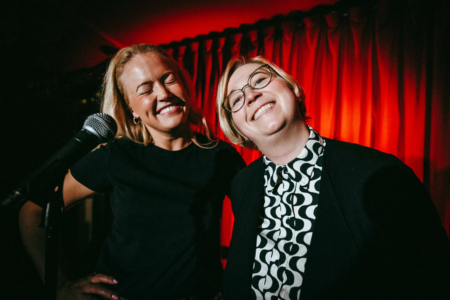 Eesti naiskoomikud Maria Sepp ja Ann Vaida, kes mõlemad astuvad üles kolmapäeval toimuval Tartu heategevuslikul huumorigalal.