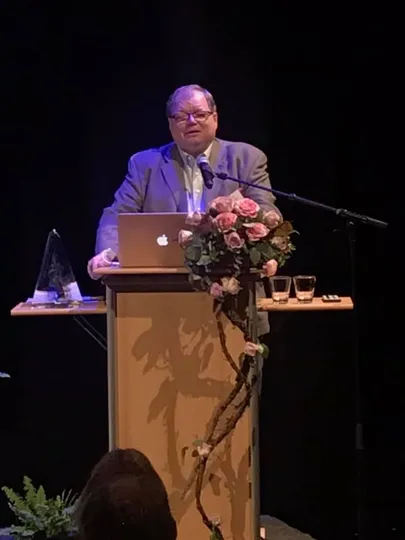 Mobiilipilt sündmuselt, kõnepuldis Andres Metspalu.