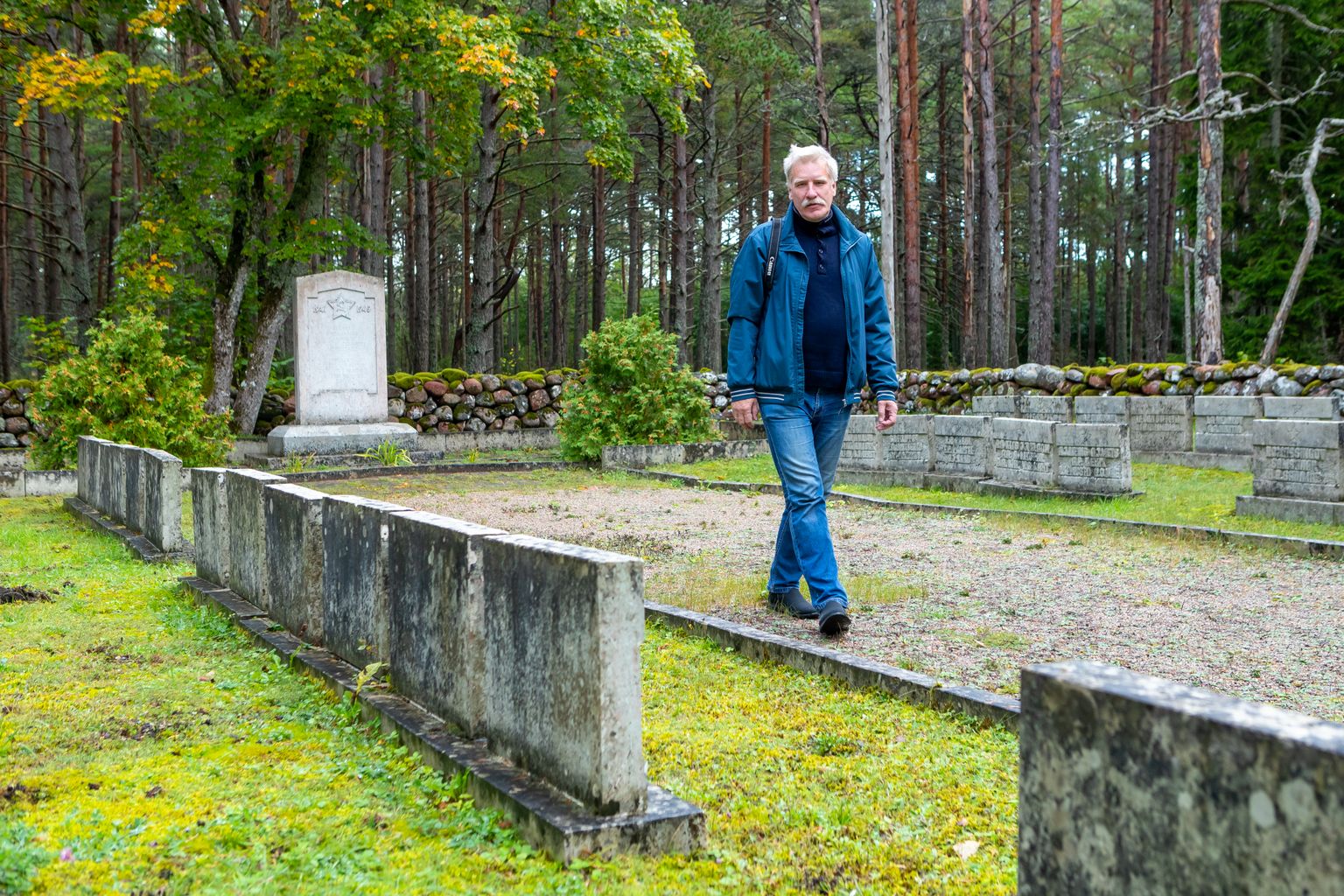 PALJU MATMISKOHTI: Tõnu Veldre sõnul on nimeliselt teada ligikaudu 3500 Saaremaal surma saanud punasõdurit, maetud on neist 2500, kes mullapõues rohkem kui kümnes eri paigas üle maakonna.