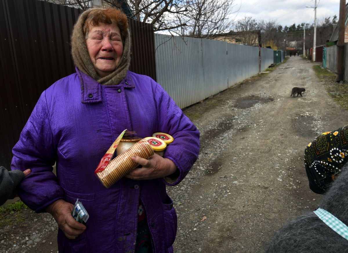 Eile jagasid Ukraina sõdurid ellujäänutele toitu.