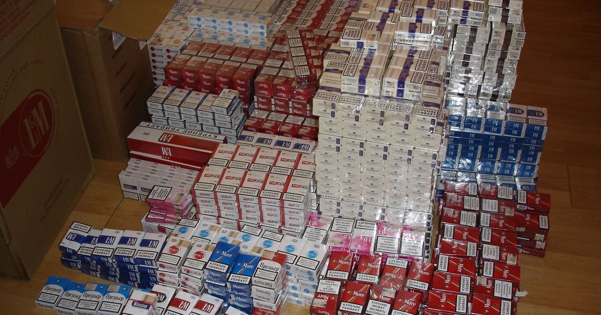 Большая пачка сигарет. Блок сигарет 20 пачек. Склад сигарет. Много блоков сигарет