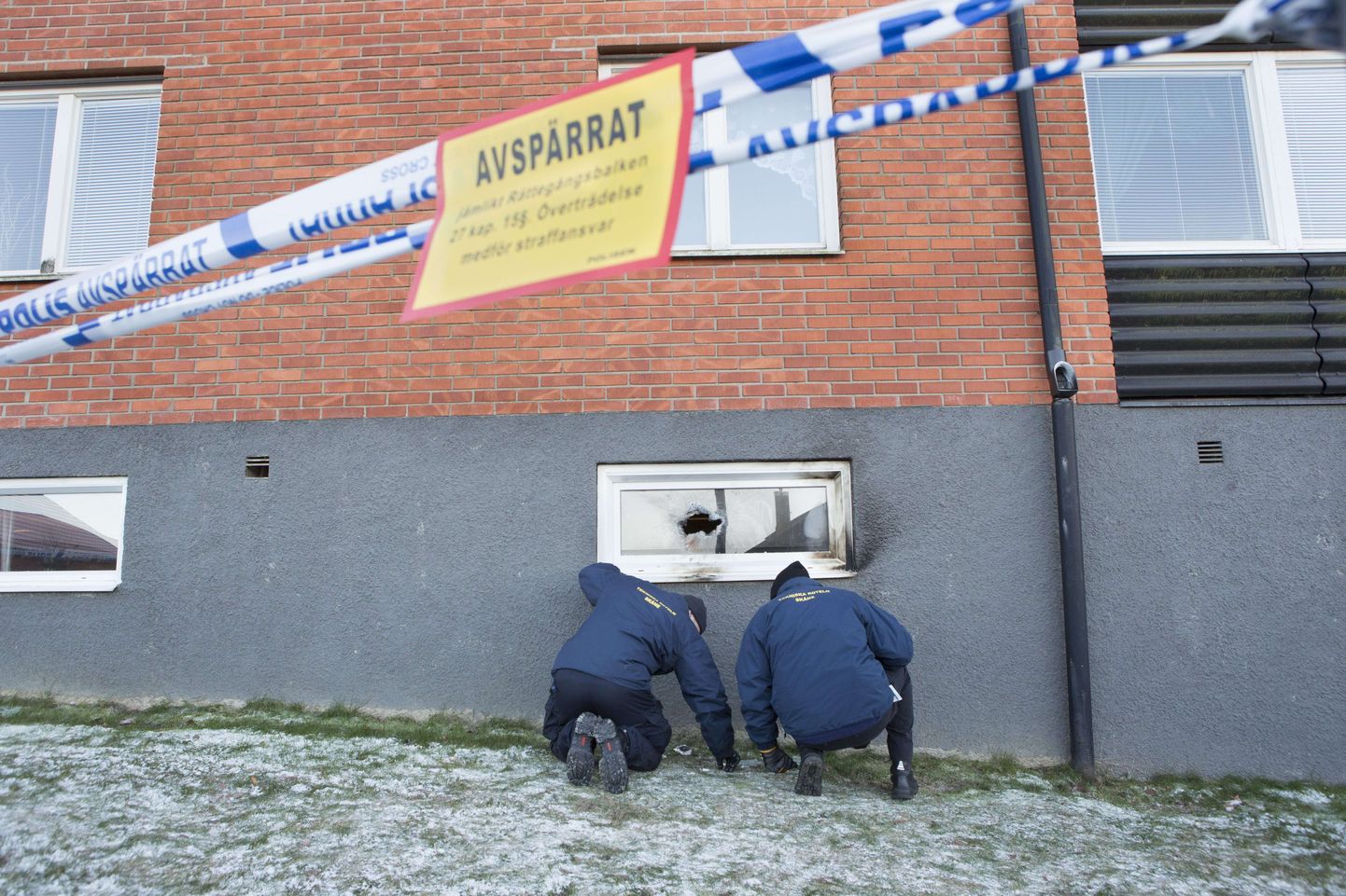 Politseinikud uurivad Lõuna-Rootsis Eslövis 29. detsembri lõhutud mošee akent. Antud juhul oli oletatavasti tegemist süütamisega.