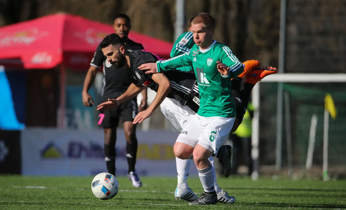 Levadia - Nõmme Kalju. Ilja Antonov (esiplaanil) on saatnud lendu Damiano Quintieri.