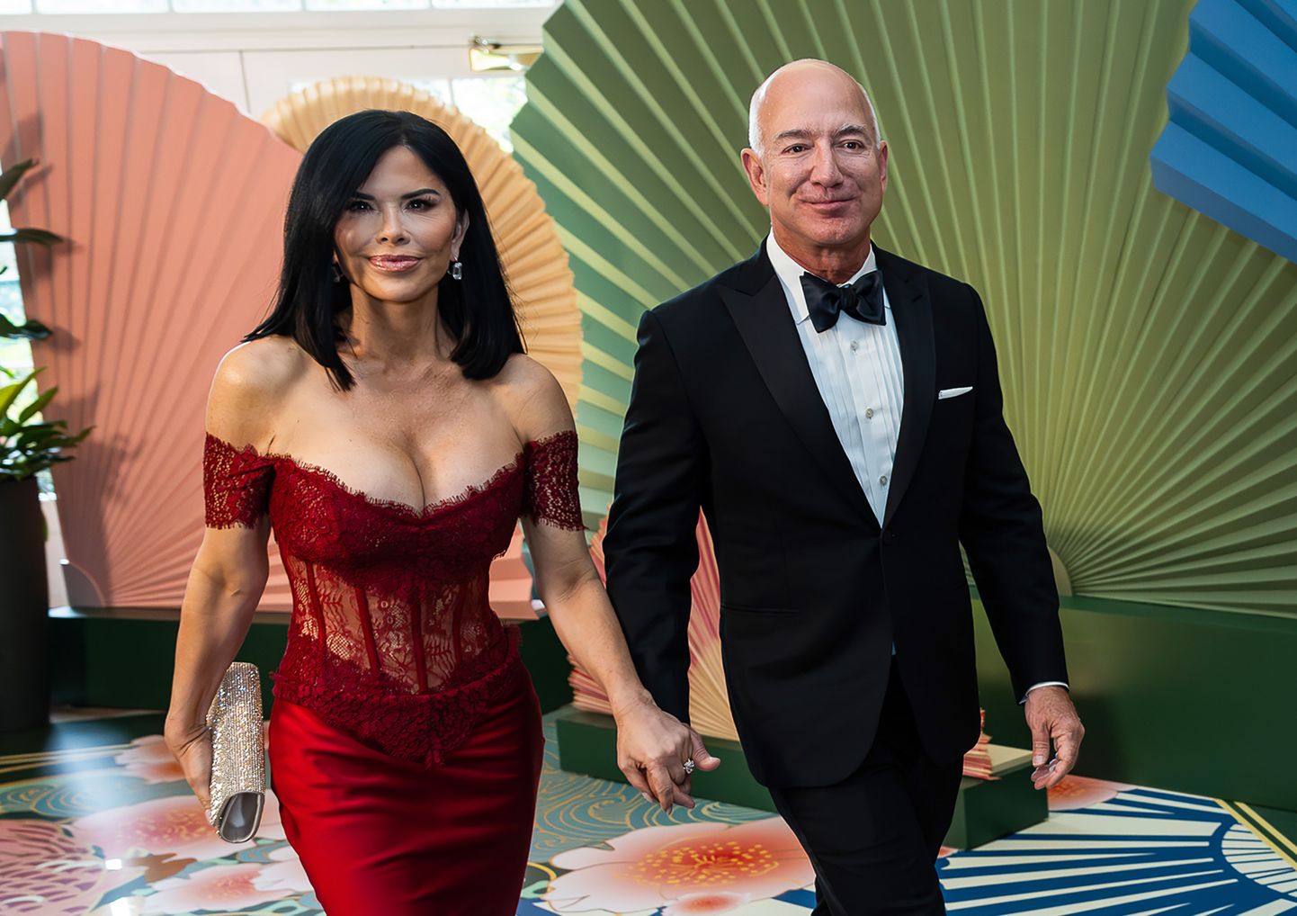 Jeff Bezos ja Lauren Sanchez 10. aprillil 2024 Washingtonis Valges Majas korraldatud õhtusöögil Jaapani peaministri Fumio Kishida ja ta naise Yuko Kishida auks. Paljudele sündmusest fotosid näinutele jäi silma Sanchezi ebatavaline riietus.