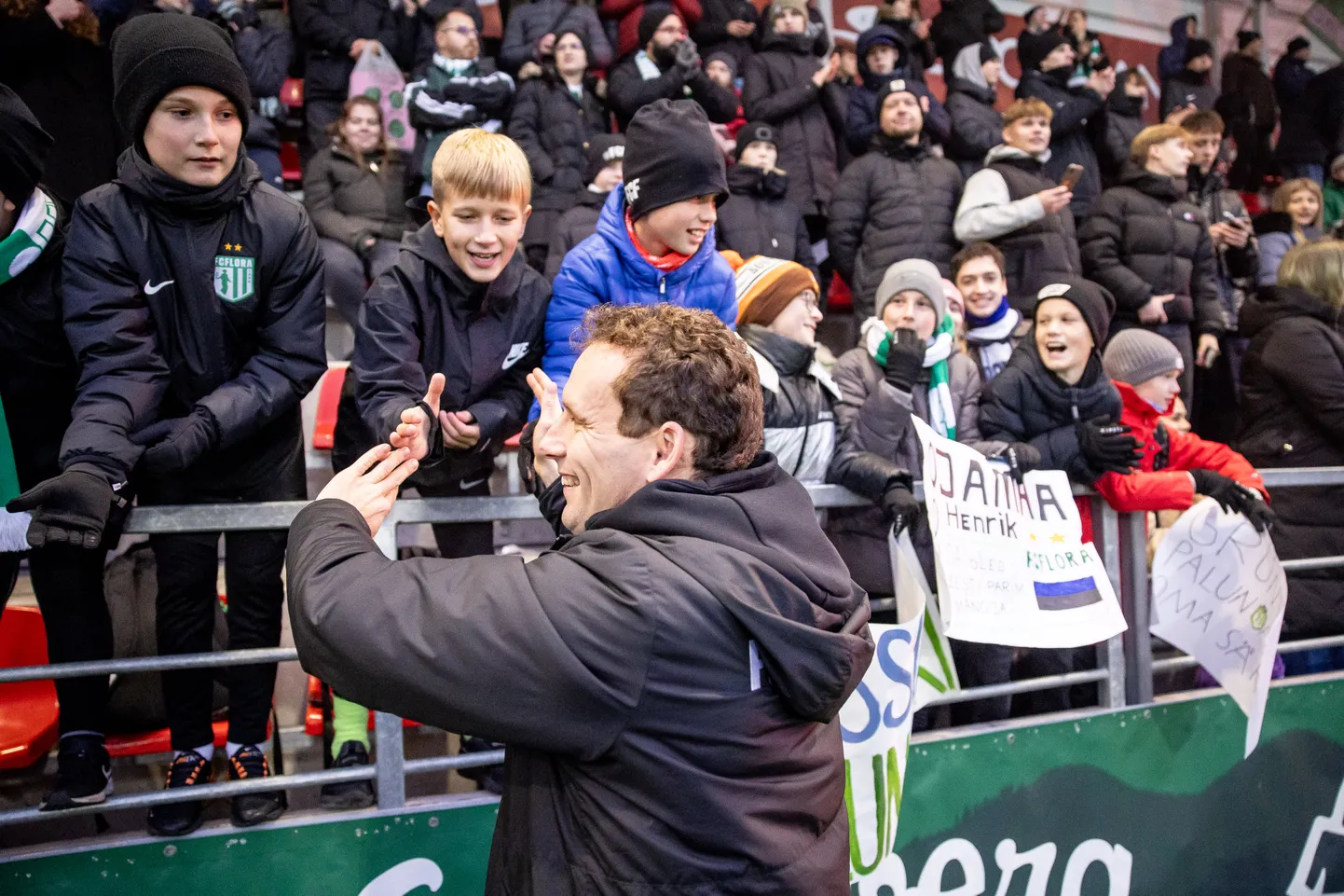 Fännid õnnitlevad FC Flora meeskonna liidrit Konstantin Vassiljevit järjekordse meistrikulla võitmise puhul.