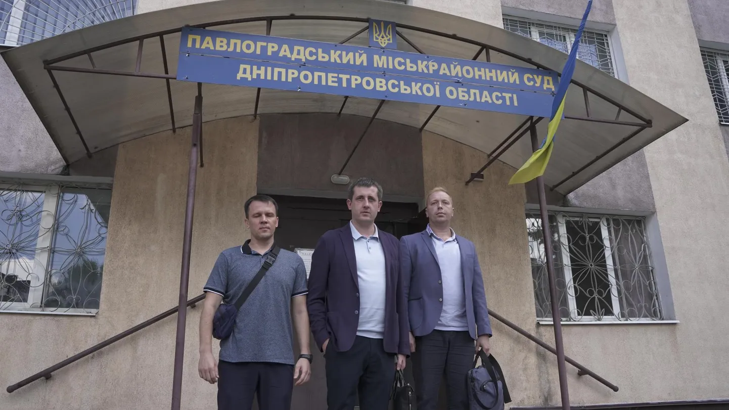 Oleksandr Tšernov (vasakul) täna Pavlohradi kohtu ees koos oma advokaatide Artem Krasnobrõžõi (keskel) ja Vadim Maltseviga.